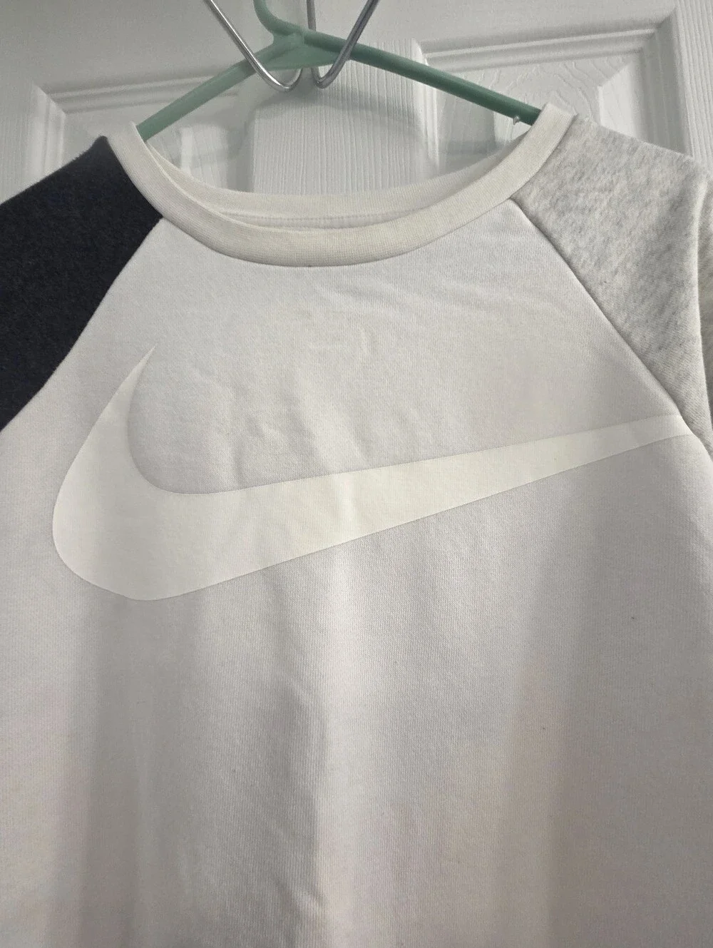 Nike Men's Large Dri-fit White Crewneck Sweatshirt with Gray and Black Sleeves